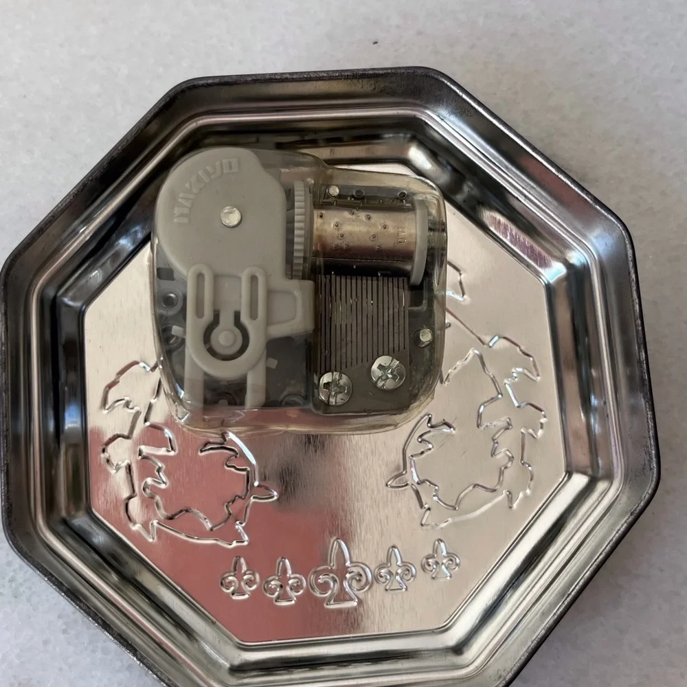 Music box Germany Embossed Octagon Tin Cookie Green 2007 We Wish You A Merry Xma - Picture 7 of 9